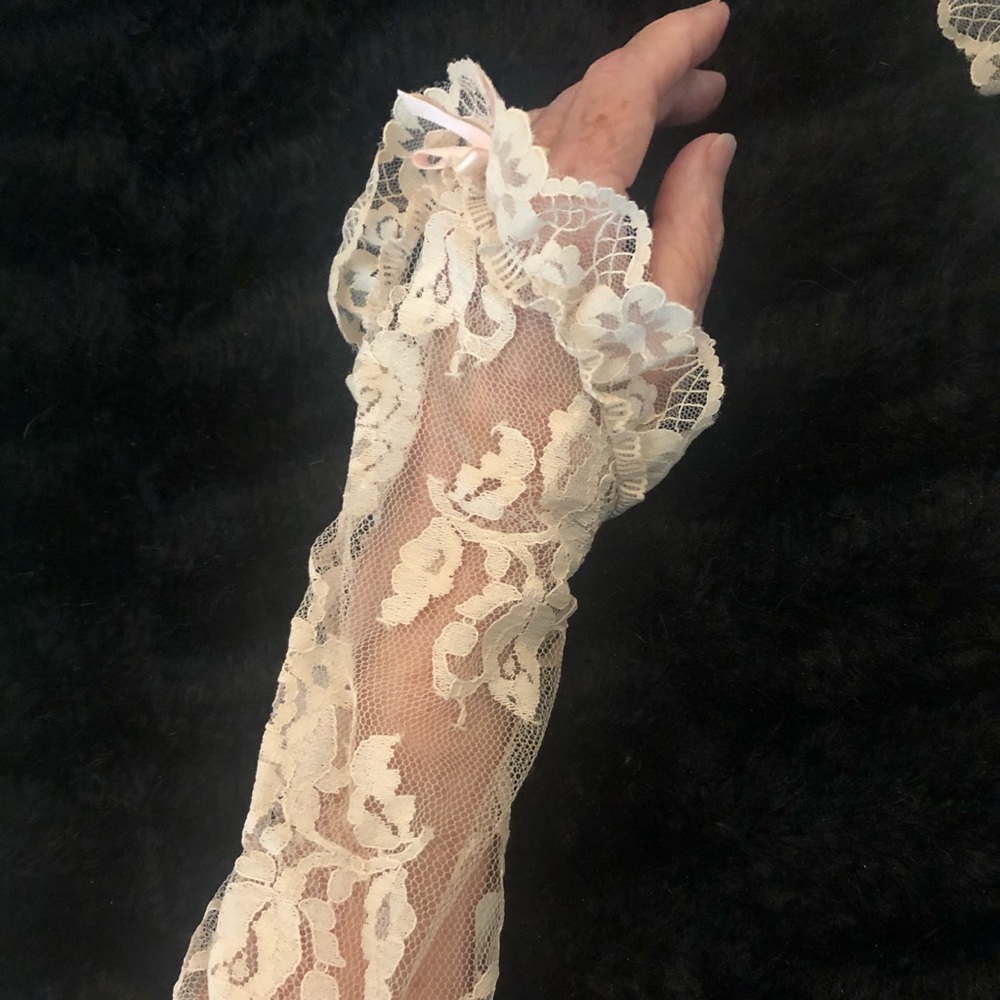 Amazing gloves, ivory lace with tiny pink bows